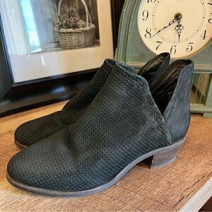 Steve Madden Kolina Black Perforated Leather Black Bootie Stacked Heel. Size 7.5